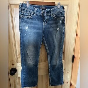 Silver Jeans Women's Straight Leg in Faded Blue Suki Mid Capri